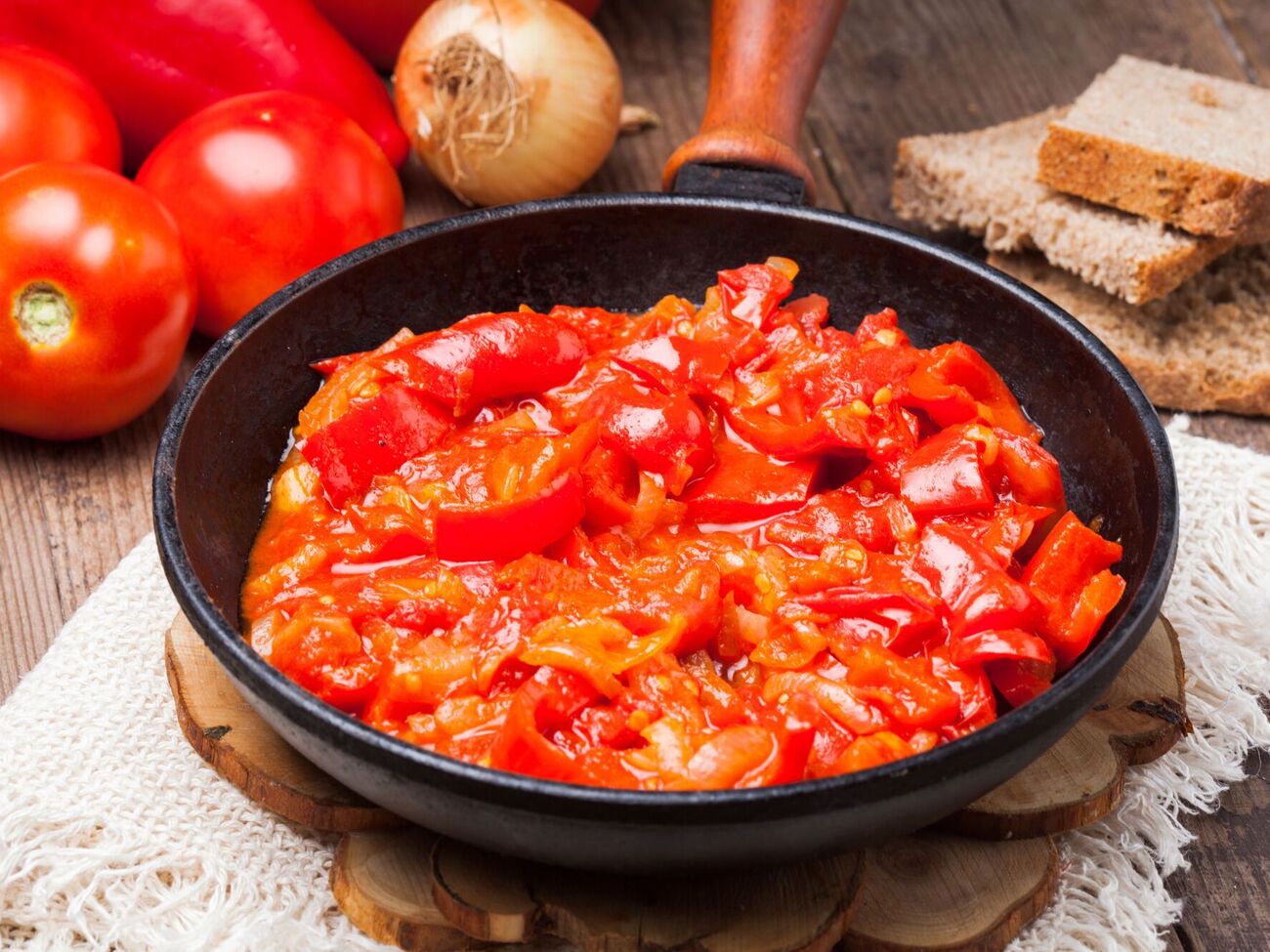 Для страви знадобиться 2,5 кг помідорів і 2,5 кг перцю