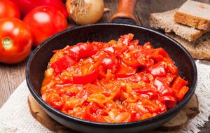 Для страви знадобиться 2,5 кг помідорів і 2,5 кг перцю