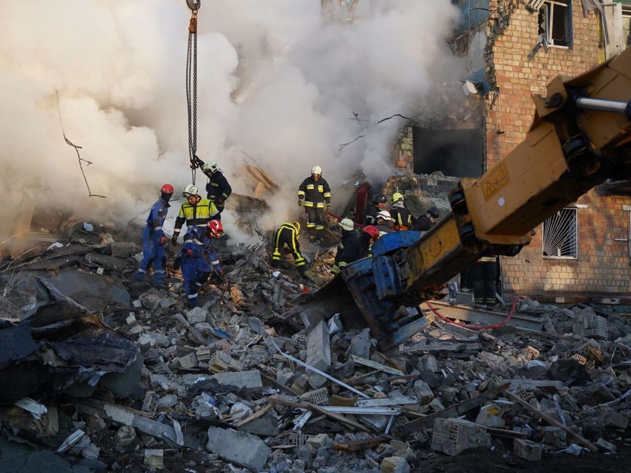 На месте попадания продолжаются спасательные работы