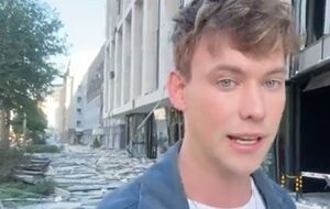 По словам британского журналиста, в атакованном здании регулярно находились представители правительства Великобритании, британские служащие, и россияне это знали