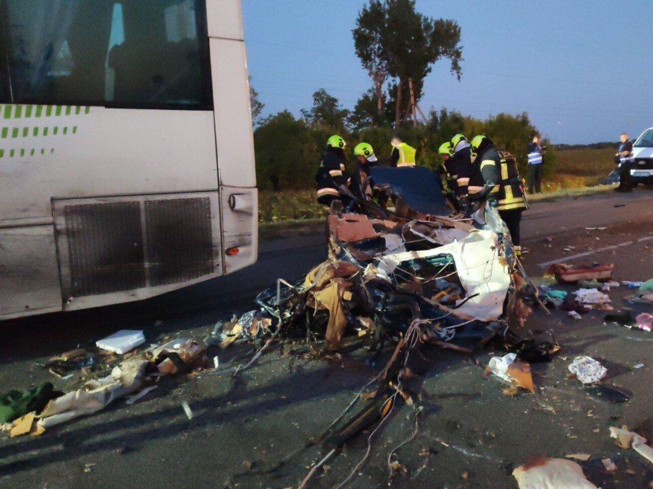 Авария произошла примерно в 2.00 на автодороге М-30 сообщением Стрый – Умань – Днепр – Изварино вблизи села Россоховатка, сообщает полиция