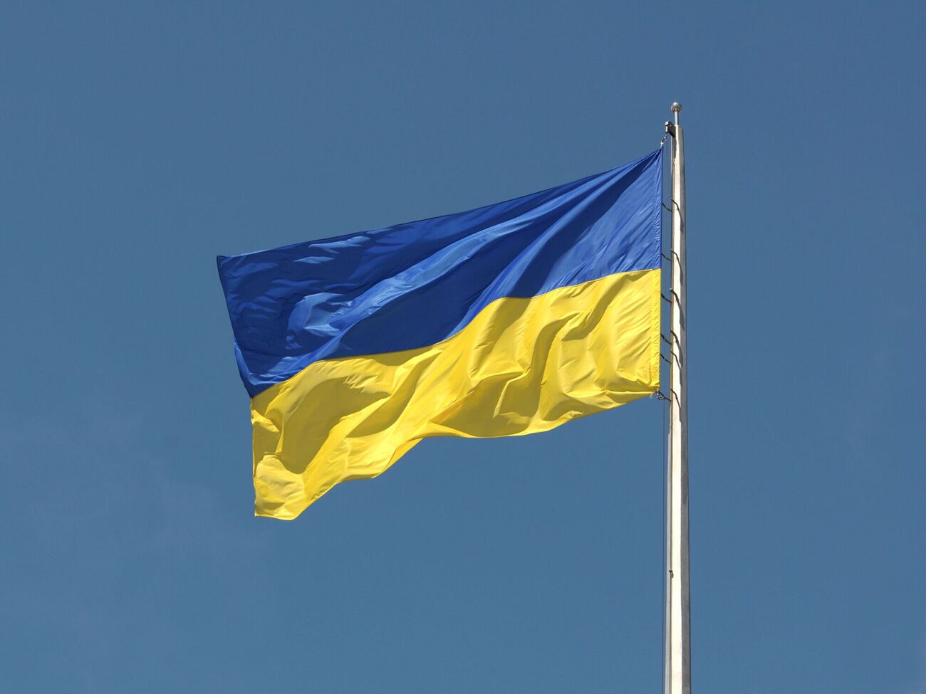 Подружжя вітало пілотів прапором