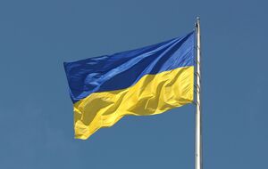 Подружжя вітало пілотів прапором