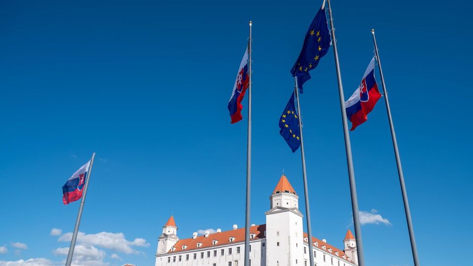У Братиславі зазначили, що в пошкодженій будівлі в Києві працюють словаки