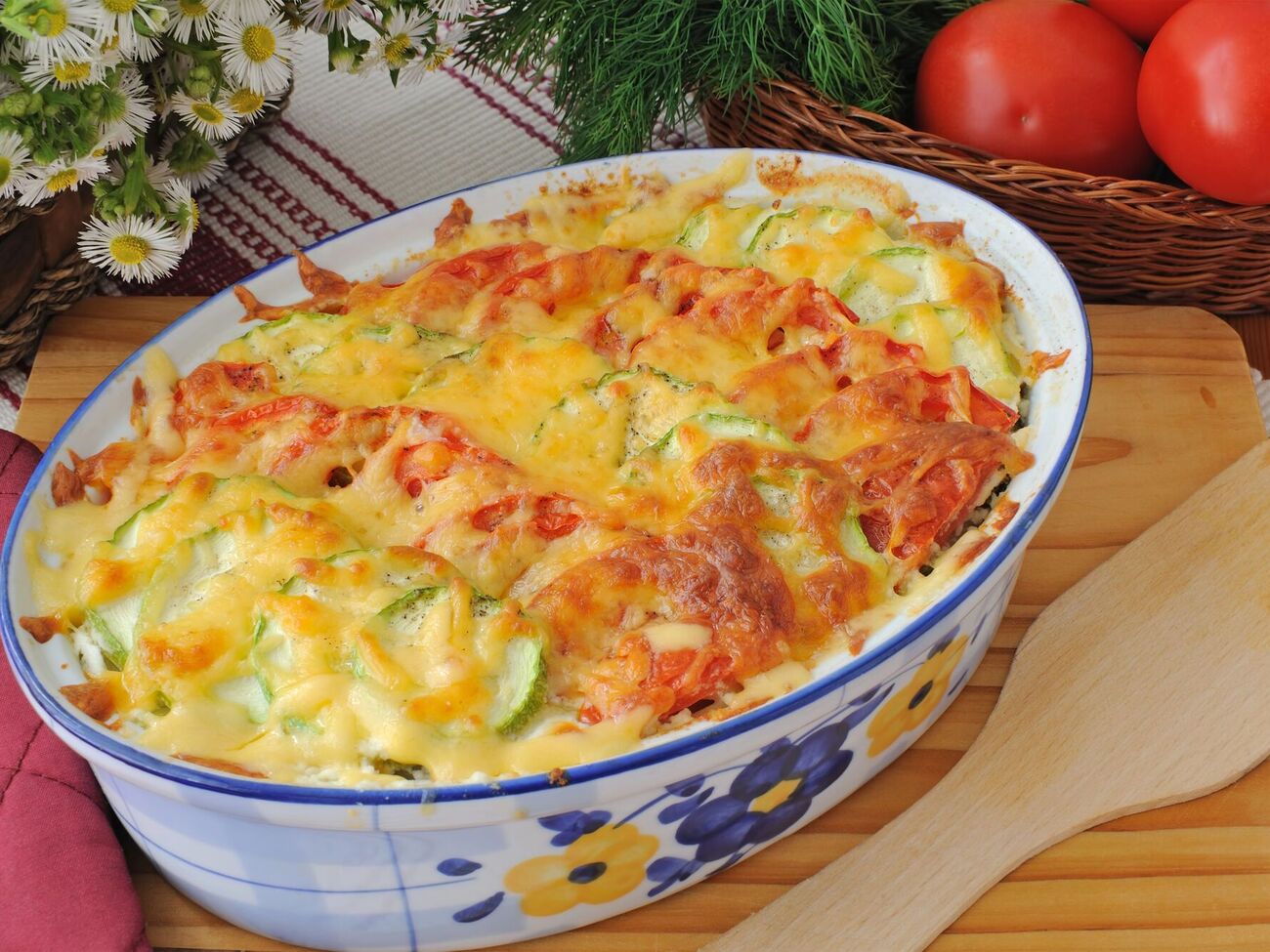 За 30 хвилин після випікання посипте страву тертим сиром і запікайте ще 25 хвилин до рум'яної скоринки