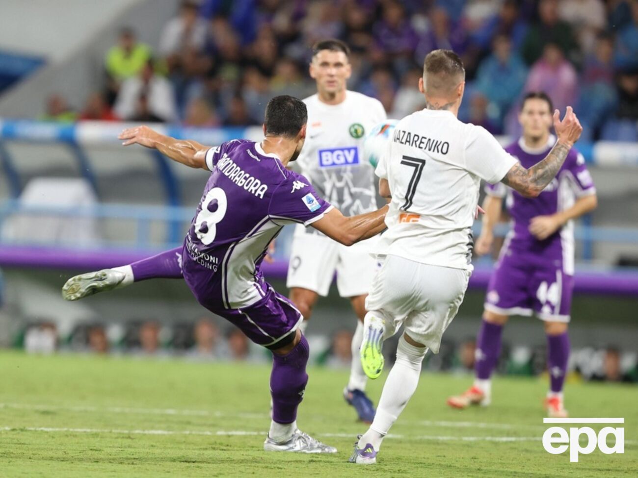 "Полесье" (в белой форме) забило первым, но в итоге проиграло