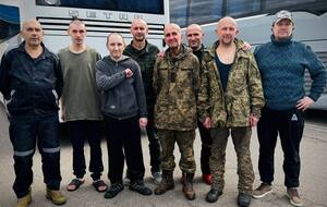 Миколаєнка (по центру у формі) звільнили з російського полону 24 серпня