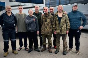 Миколаенко (по центру в форме) освободили из российского плена 24 августа