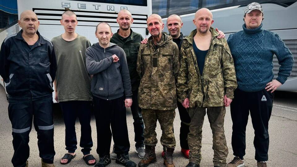 Миколаенко (по центру в форме) освободили из российского плена 24 августа