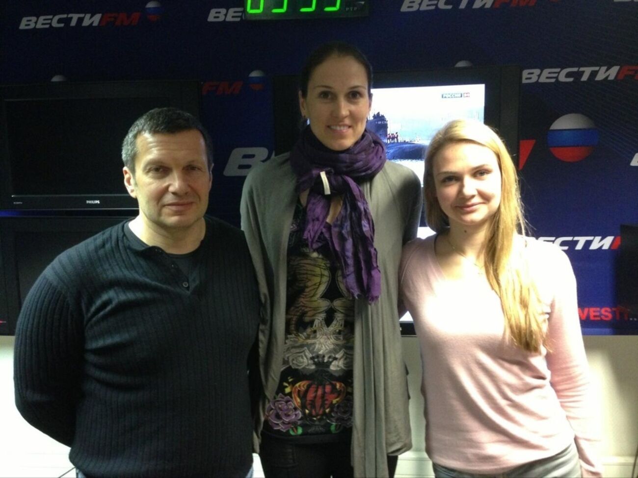 Соловьев и Абросимова (в центре) путешествуют вместе