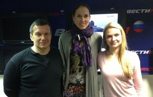 Соловьев и Абросимова (в центре) путешествуют вместе