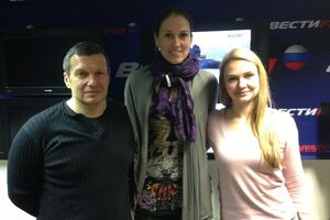Соловйов і Абросимова (в центрі) подорожують разом