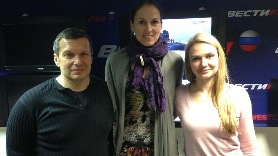 Соловйов і Абросимова (в центрі) подорожують разом