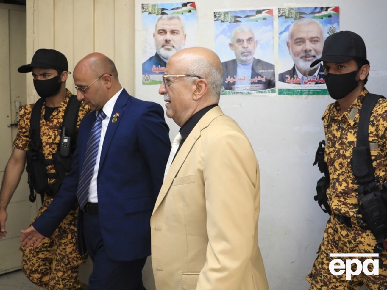 СМИ пишут, что ранее на аль-Рахави (на фото в центре) покушались