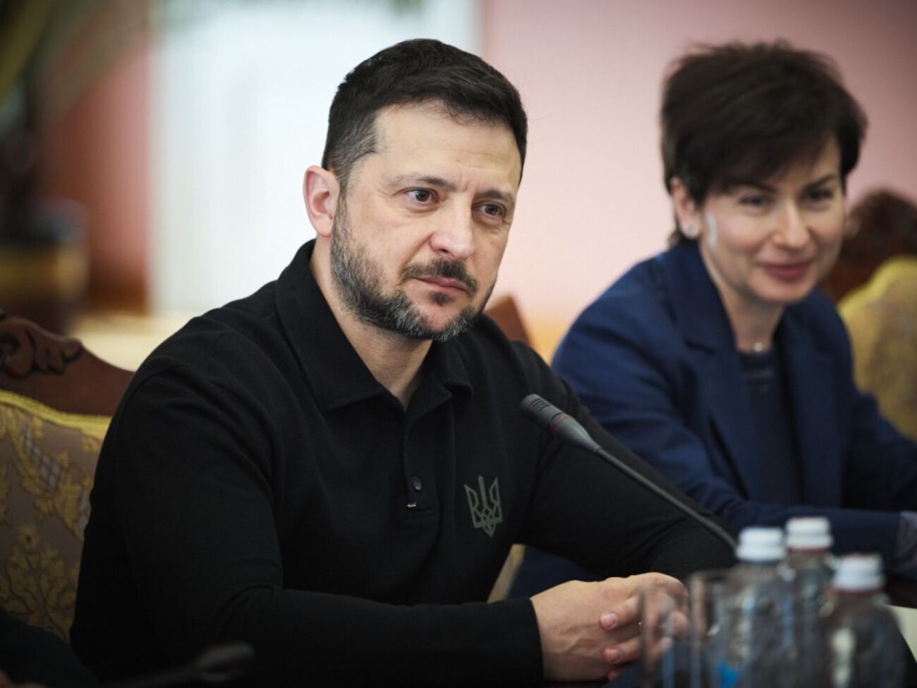 Зеленский отметил, что вопрос относительно разрешения на выезд из Украины для 18–22-летних мужчин обсудили с военным командованием