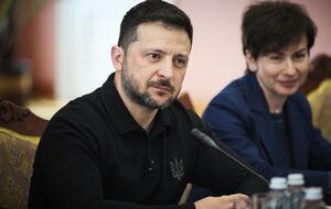 Зеленский отметил, что вопрос относительно разрешения на выезд из Украины для 18–22-летних мужчин обсудили с военным командованием