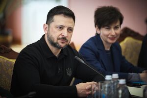 Зеленский отметил, что вопрос относительно разрешения на выезд из Украины для 18–22-летних мужчин обсудили с военным командованием
