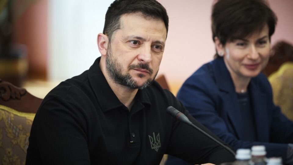 Зеленский отметил, что вопрос относительно разрешения на выезд из Украины для 18–22-летних мужчин обсудили с военным командованием