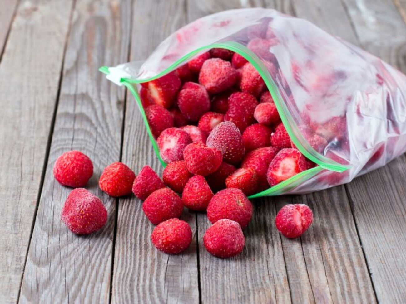 Заморожені ягоди можна зберігати в морозильній камері до восьми місяців