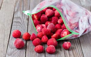 Заморожені ягоди можна зберігати в морозильній камері до восьми місяців