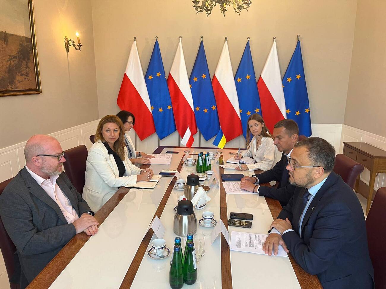 Украинцы, которые легально находятся в Польше, в дальнейшем будут оставаться в правовом поле, отметил Боднарь после встречи с Душчиком