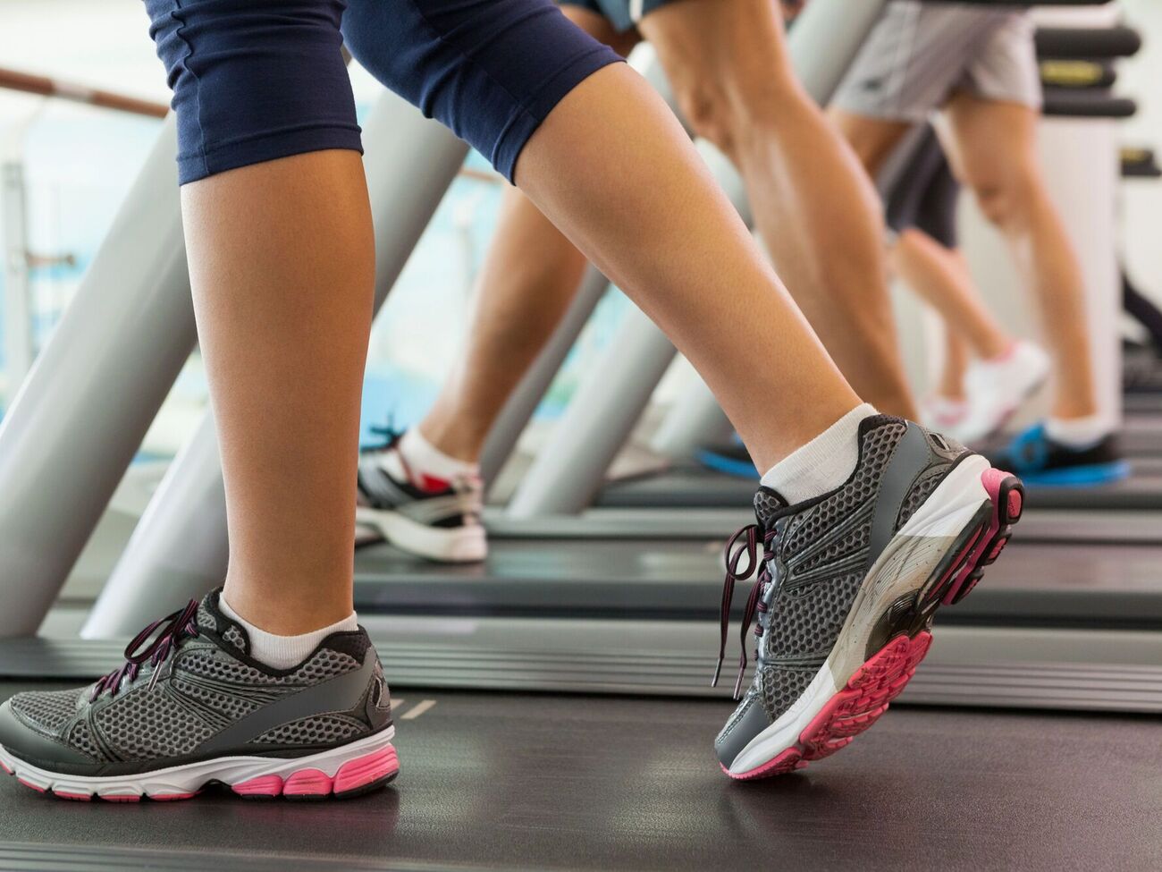 Скорость на беговых дорожках составит более трех миль в час (приблизительно 4,8 км/ч)