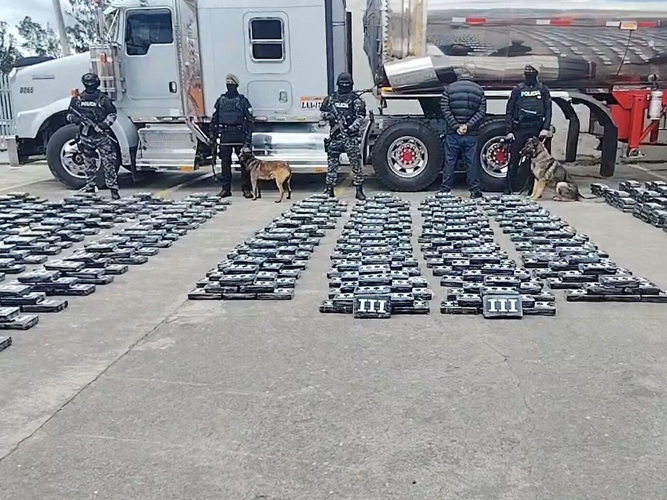 Внутри цистерн полицейские нашли отделение, в котором находились сотни блоков кокаина