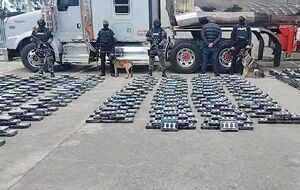 Внутри цистерн полицейские нашли отделение, в котором находились сотни блоков кокаина