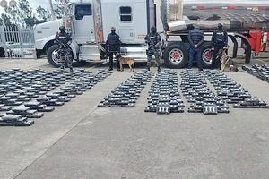 Внутри цистерн полицейские нашли отделение, в котором находились сотни блоков кокаина
