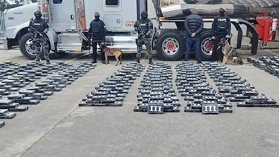 Внутри цистерн полицейские нашли отделение, в котором находились сотни блоков кокаина