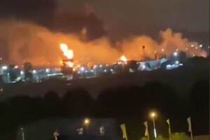 В российском Сочи горит нефтебаза