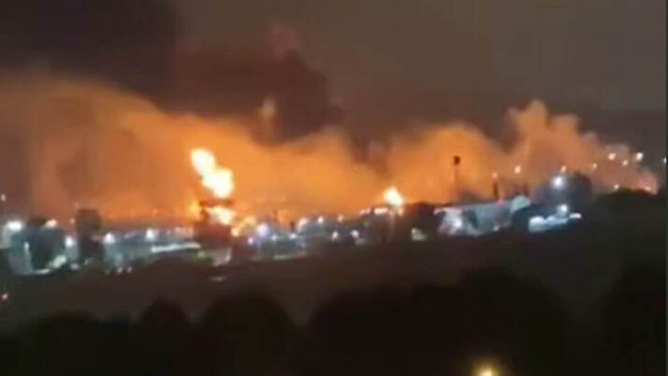 В российском Сочи горит нефтебаза