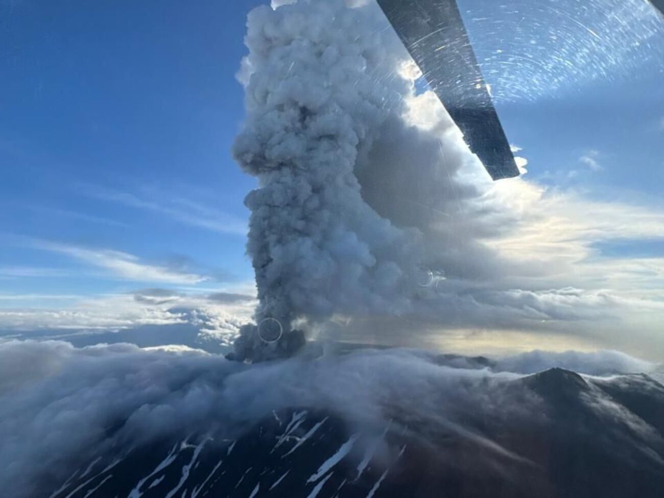 Вулкан викидає попіл на висоту до 6 км