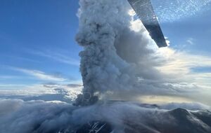 Вулкан викидає попіл на висоту до 6 км