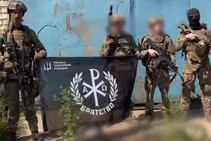 Бійці ГУР МО сфотографувалися на тому самому місці, що й окупанти