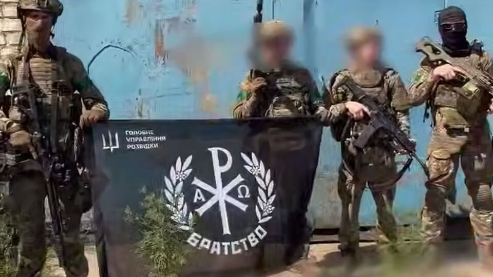 Бойцы ГУР МО сфотографировались на том же месте, что и оккупанты