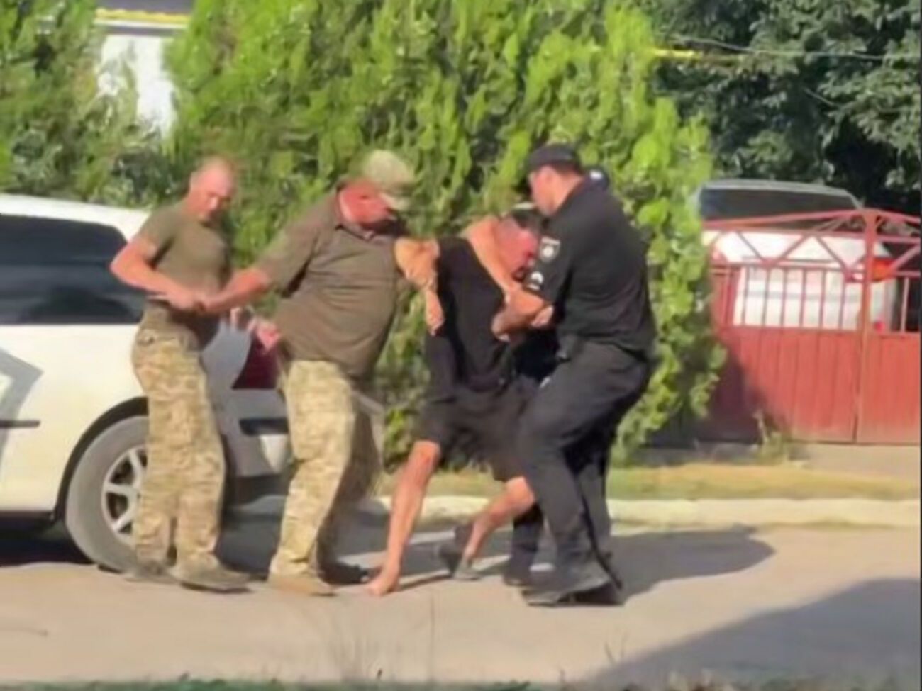 По словам очевидцев, задержанный мужчина кричал и просил помощи у местных жителей