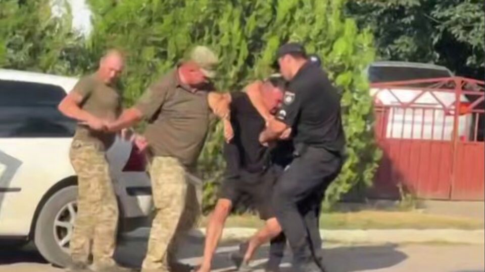 По словам очевидцев, задержанный мужчина кричал и просил помощи у местных жителей