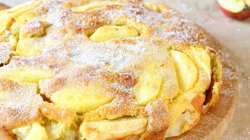 Для шарлотки понадобится 200 г дыни