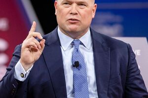 Трамп пытается "удержать за столом" Зеленского и Путина, уверен Уитакер