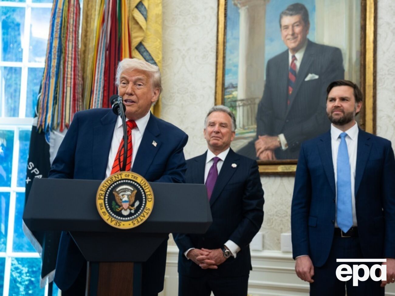 За словами чотирьох осіб, співробітники Віткоффа (на фото посередині) часто не знають, де він і чим займається