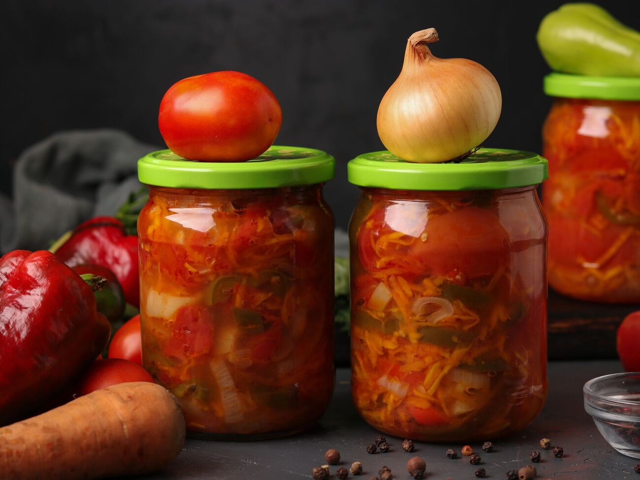 Для рецепта возьмите по 10 шт. баклажанов, перца, чеснока и лука