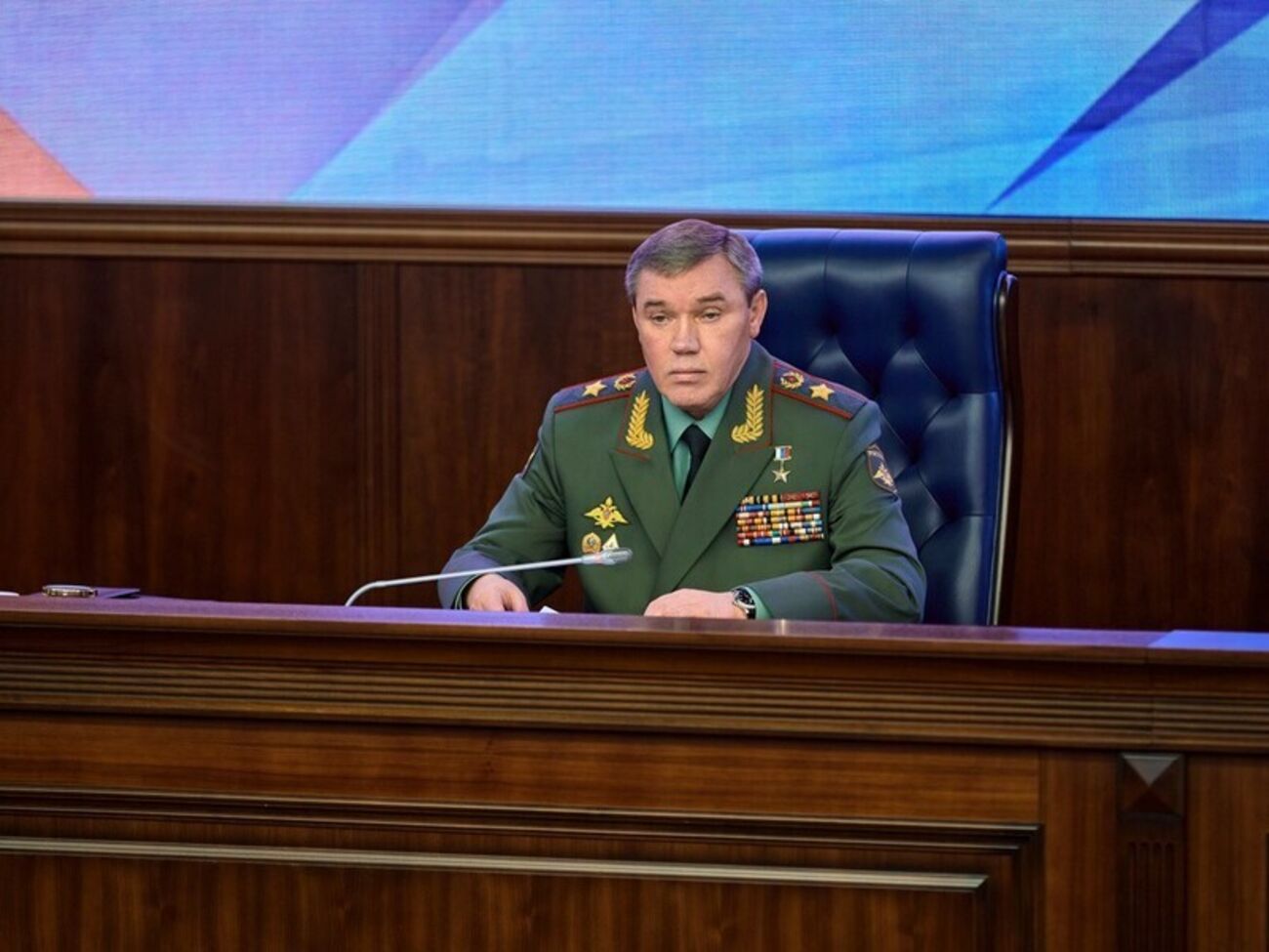 По словам Герасимова, объединенная группа войск РФ продолжает непрерывное наступление практически по всей линии фронта