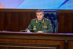 По словам Герасимова, объединенная группа войск РФ продолжает непрерывное наступление практически по всей линии фронта