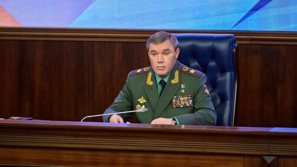 По словам Герасимова, объединенная группа войск РФ продолжает непрерывное наступление практически по всей линии фронта