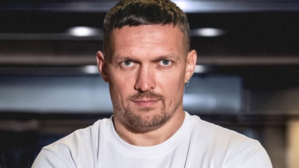19 июля Усик нокаутом победил Дюбуа и стал абсолютным чемпионом мира в сверхтяжелом весе