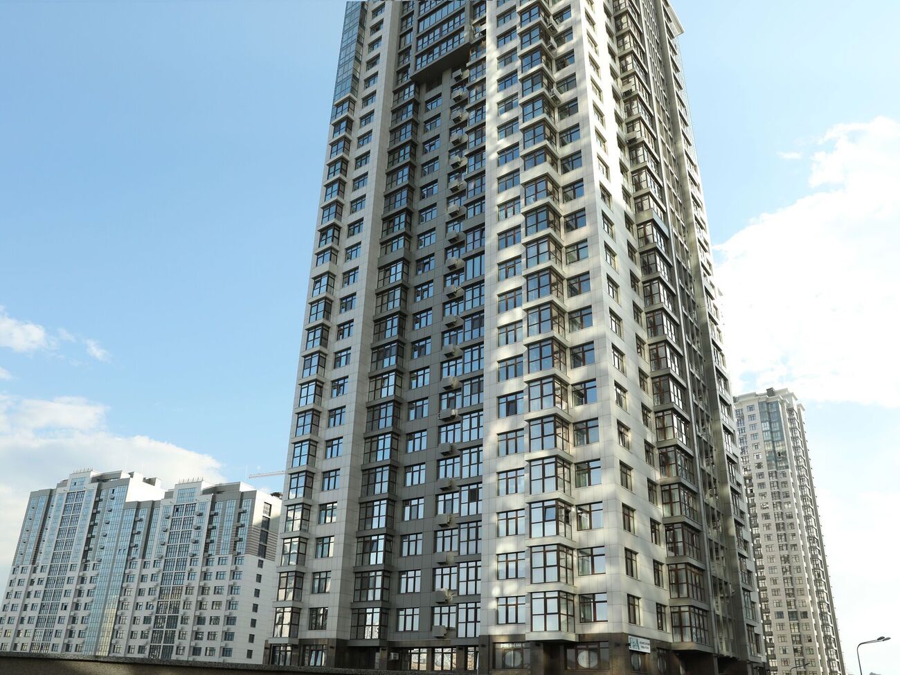 Мужчина упал с высотного здания