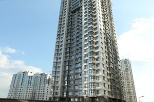 Мужчина упал с высотного здания