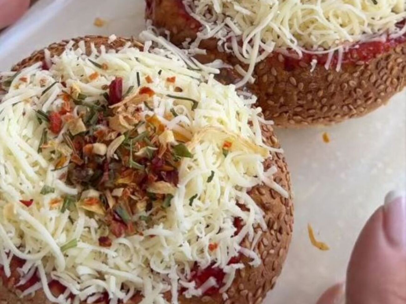 Для начинки возьмите 100 г колбасы