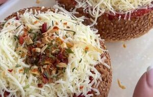 Для начинки возьмите 100 г колбасы